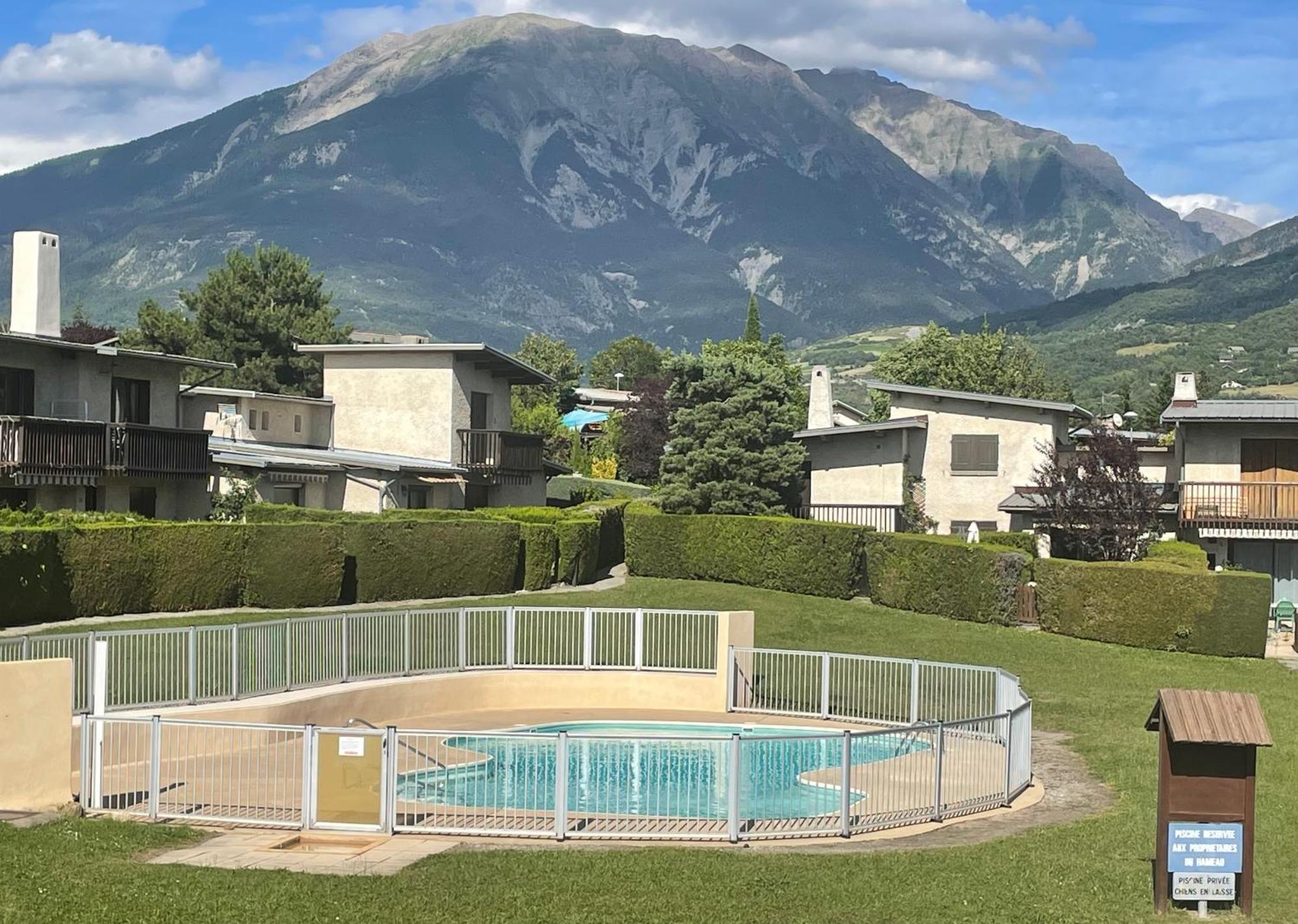 Maison Tres Agreable Avec Exterieurs, Bien Situee Au Plan D'Eau Амбрюн Екстериор снимка